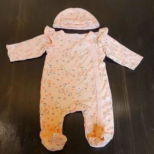 Baby onesie with beanie. Pink with floral details. Size 3-6 months